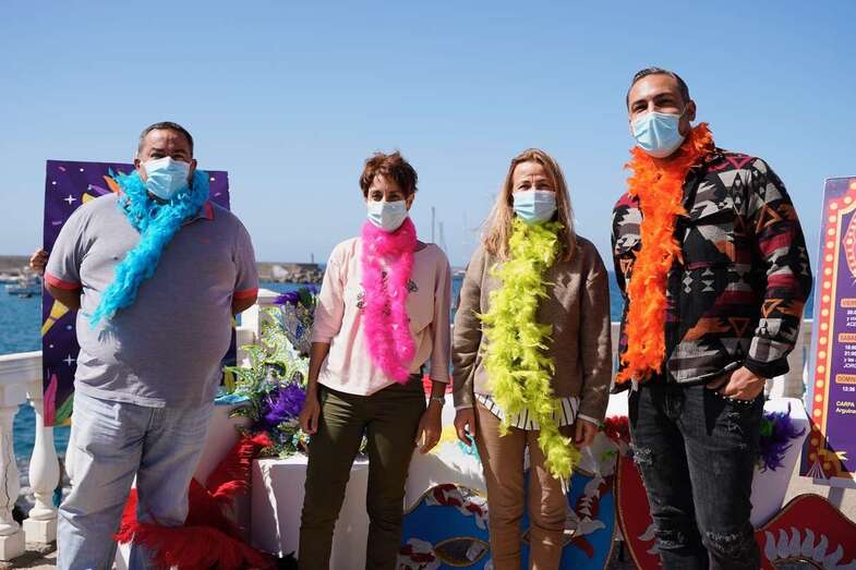 Nauzet Afonso, primero por la derecha, en la presentación de los actos del Carnaval moganero/TA.